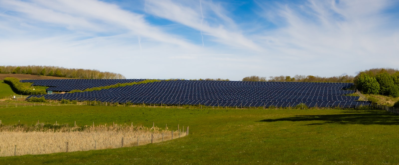 Weite Solarpark-Fl&auml;che mit Wolken