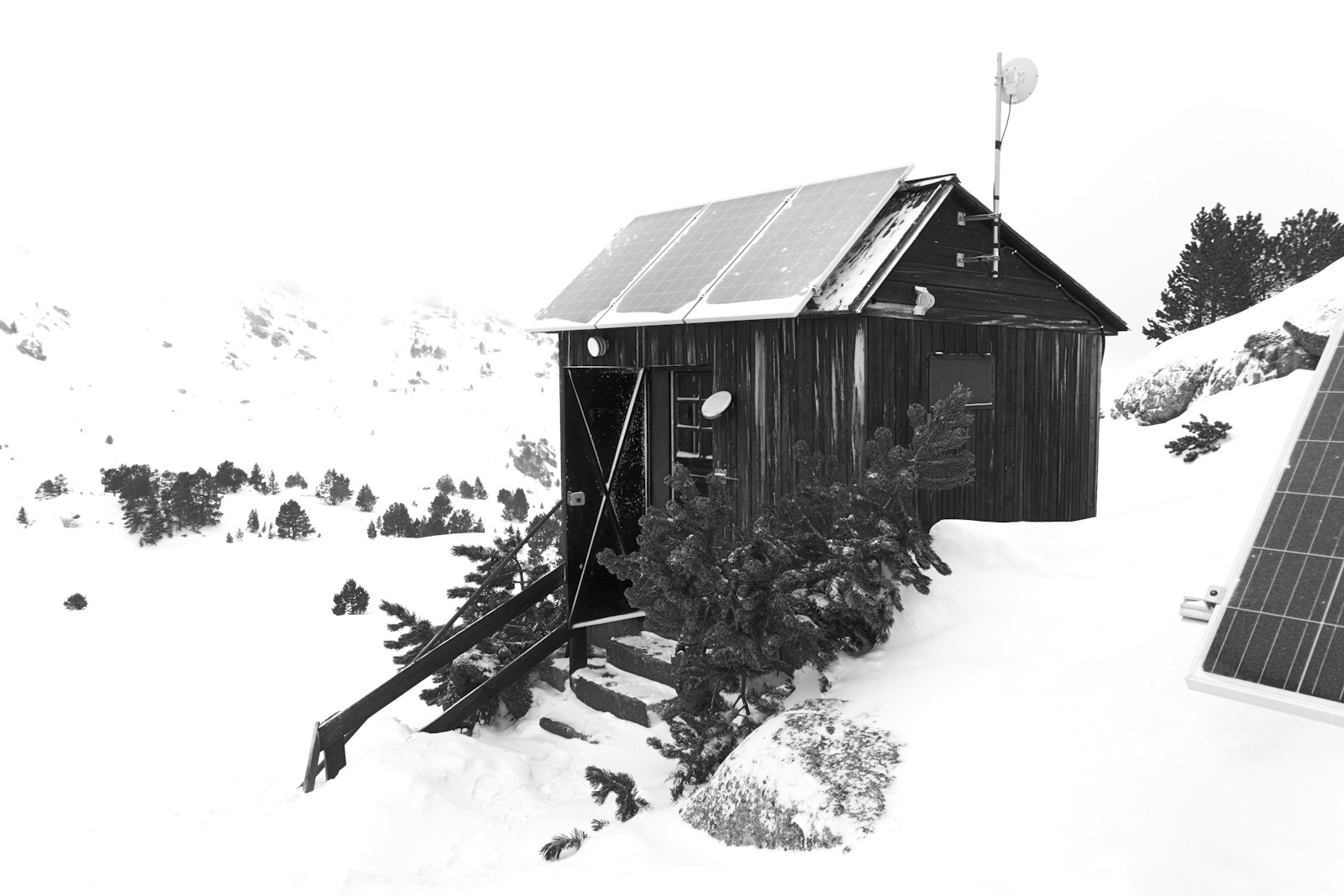 Autarke Holzkabine mit Solar-Panels