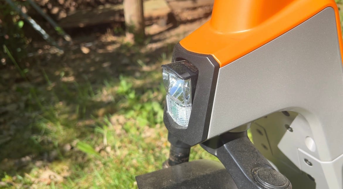 LED-Frontscheinwerfer des StreetBooster in seiner schwenkbaren Halterung am Vorderbau