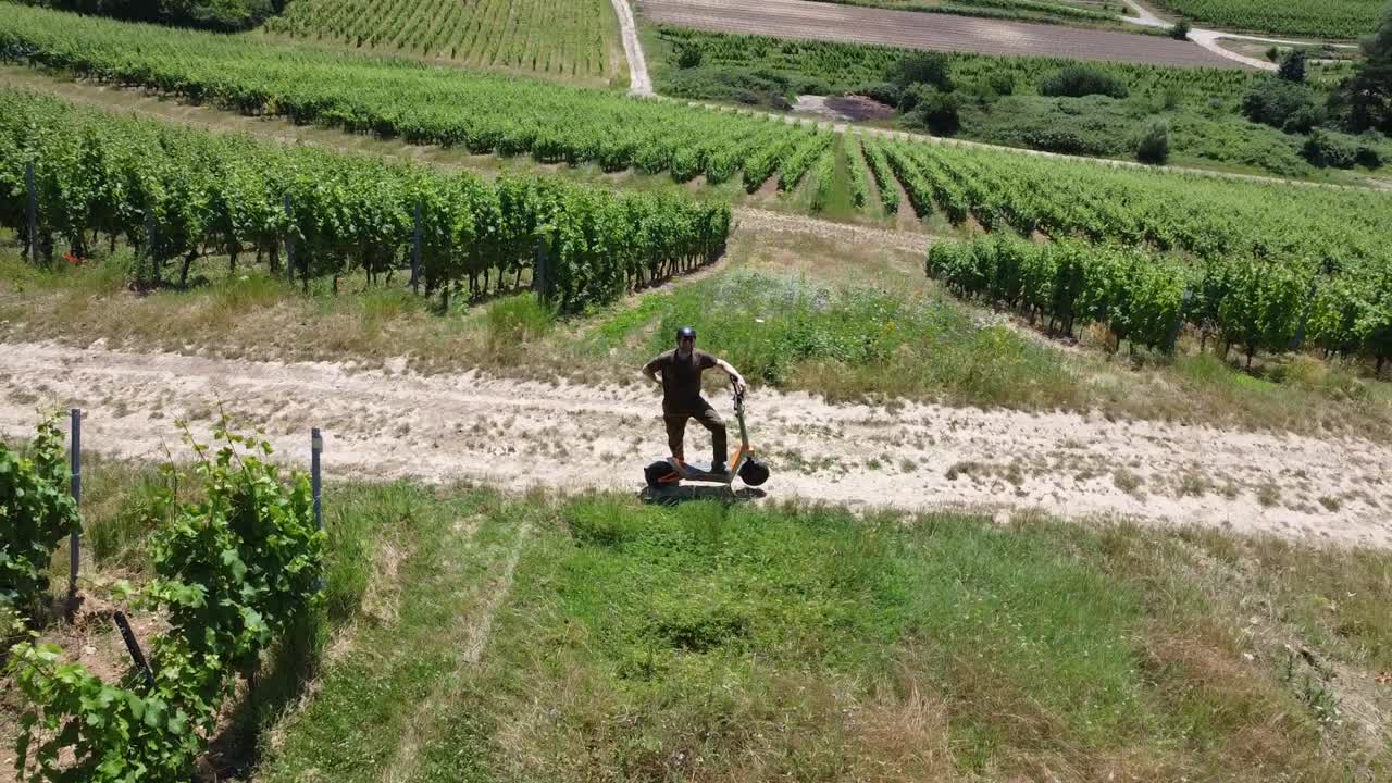 Castor mit Fahrer am steilen, sandigen Hangpfad